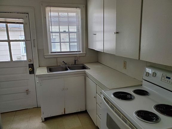 3rd image of 1028 Willowbrook Dr