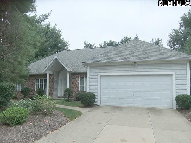 1st image of 225 Lake Pointe Dr