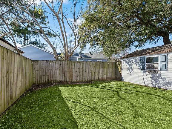 5th image of 15 Labarre Pl