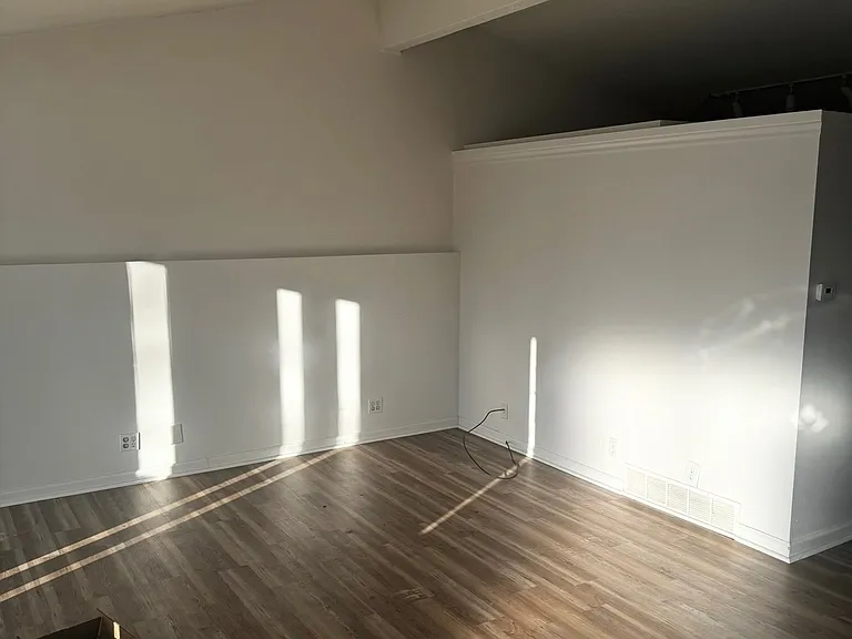 1810 Greenbriar Ln — Photo 1