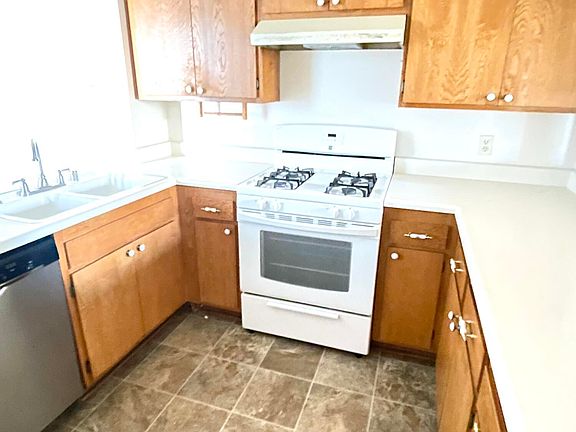 3rd image of 188 Village Circle Dr