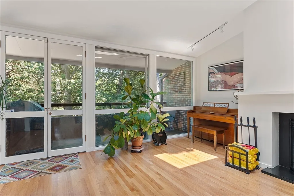 2 bed, 2.0 bath, 1495 sqft, $5,500 — Photo 3