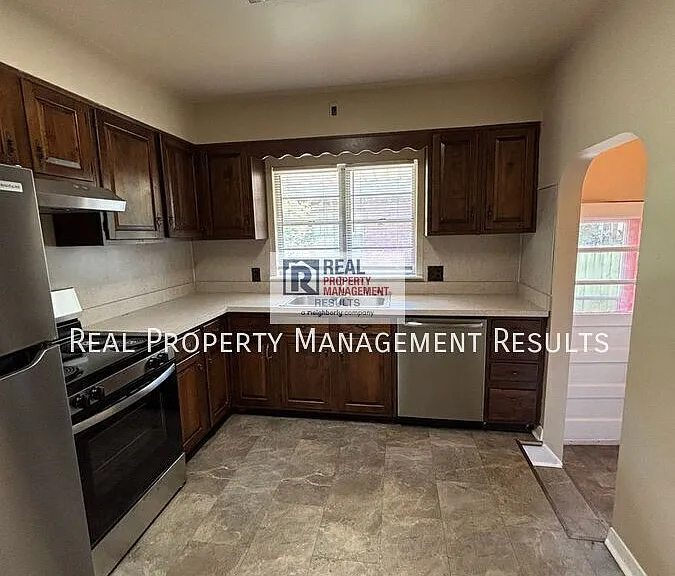 759 S Saint James Blvd — Photo 4