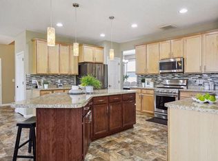 8097 Spring Lake Dr, Shakopee, MN 55379