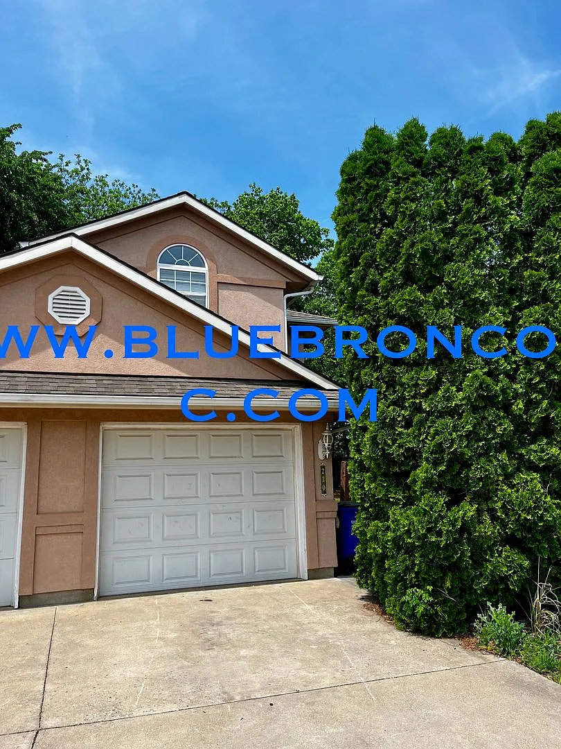 Spacious unit on quiet street with neighborhood pool! — Photo 1