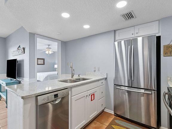 4th image of 3056 S Fletcher Ave APT 203