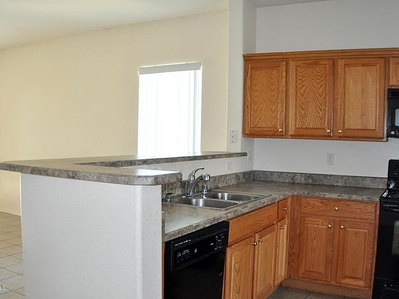 4th image of 902 S 116th Ave