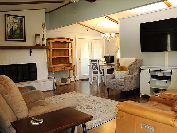 3rd image of 725 Park Pl