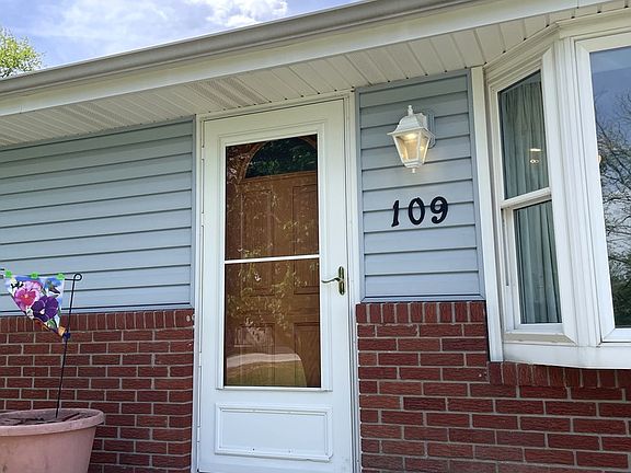 3rd image of 109 W Ash St