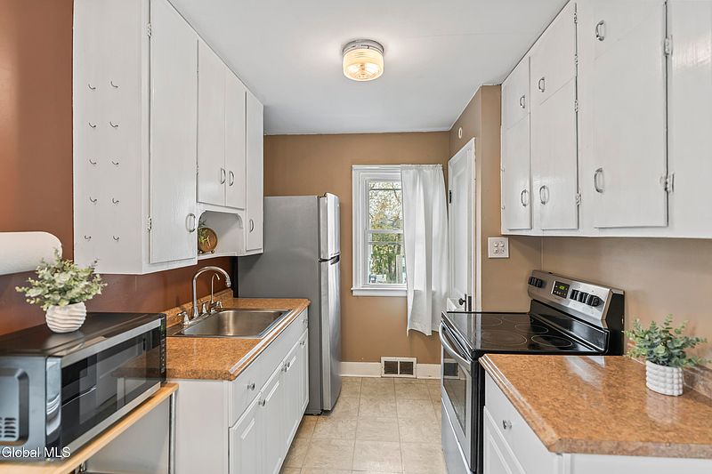 5th image of 20 Fairview Avenue