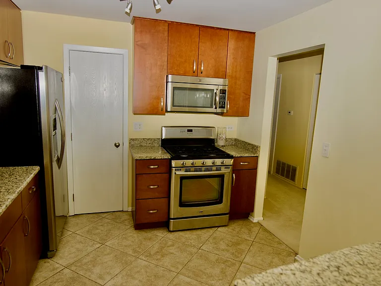 1047 Auburn Ln — Photo 7