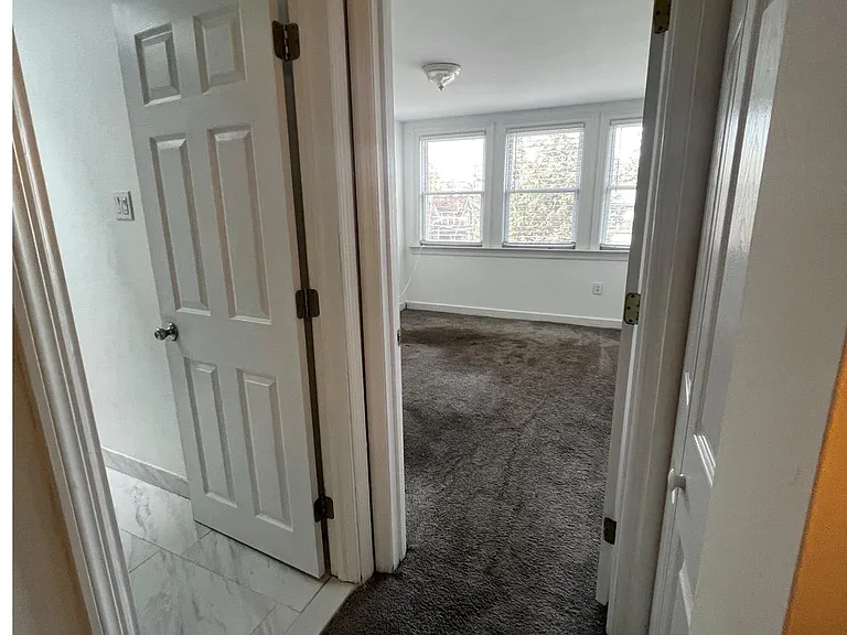 248 E Queen Ln — Photo 12