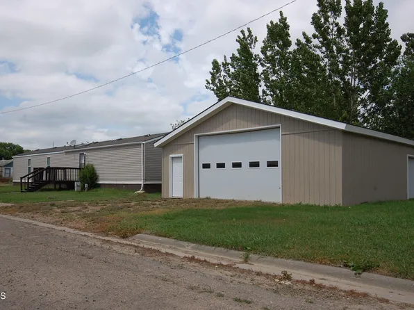 17 E 3rd St, Fairview, MT 59221