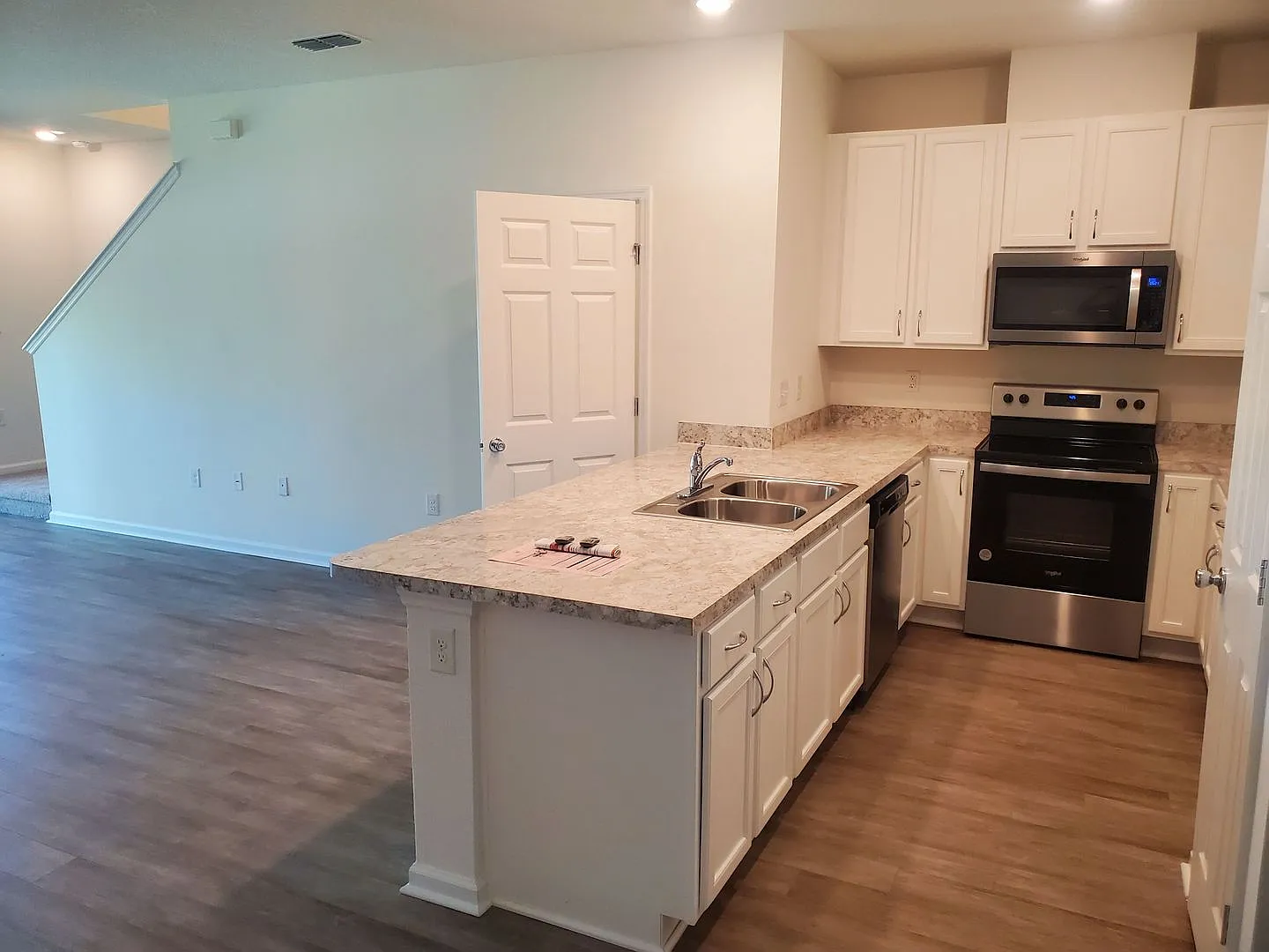 3BR/2.5BA Townhome in Cul-de-Sac. Garage. Small Pets Welcome! Minutes from Treaty Park! — Photo 4