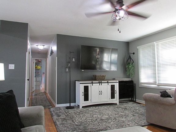 3rd image of 1372 Stephens Rd