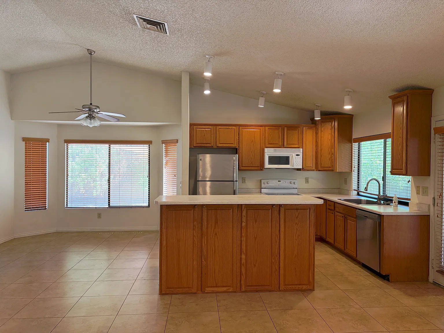 3 bed, 1604 sqft, $2,100 — Photo 4