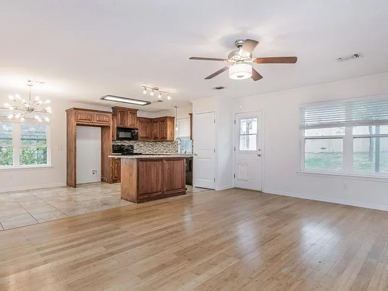 8 Windy Meadow Ln — Photo 2