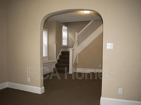 4th image of 1127 N Dearborn St