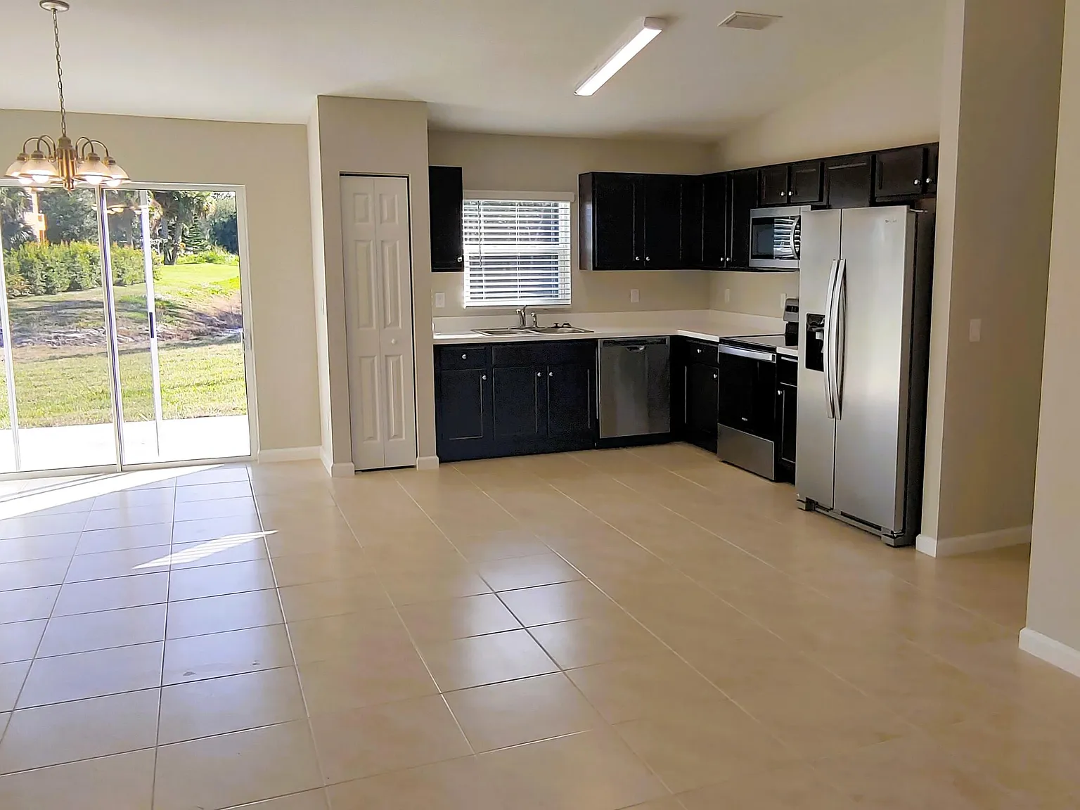 3 bed, 2.0 bath, 1336 sqft, $2,400 — Photo 4