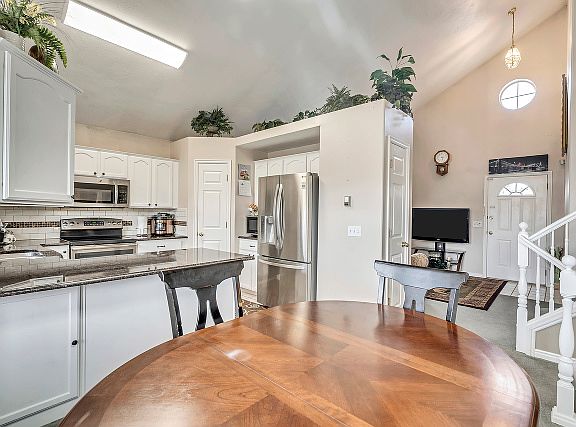 5th image of 756 E Rosemore Ct