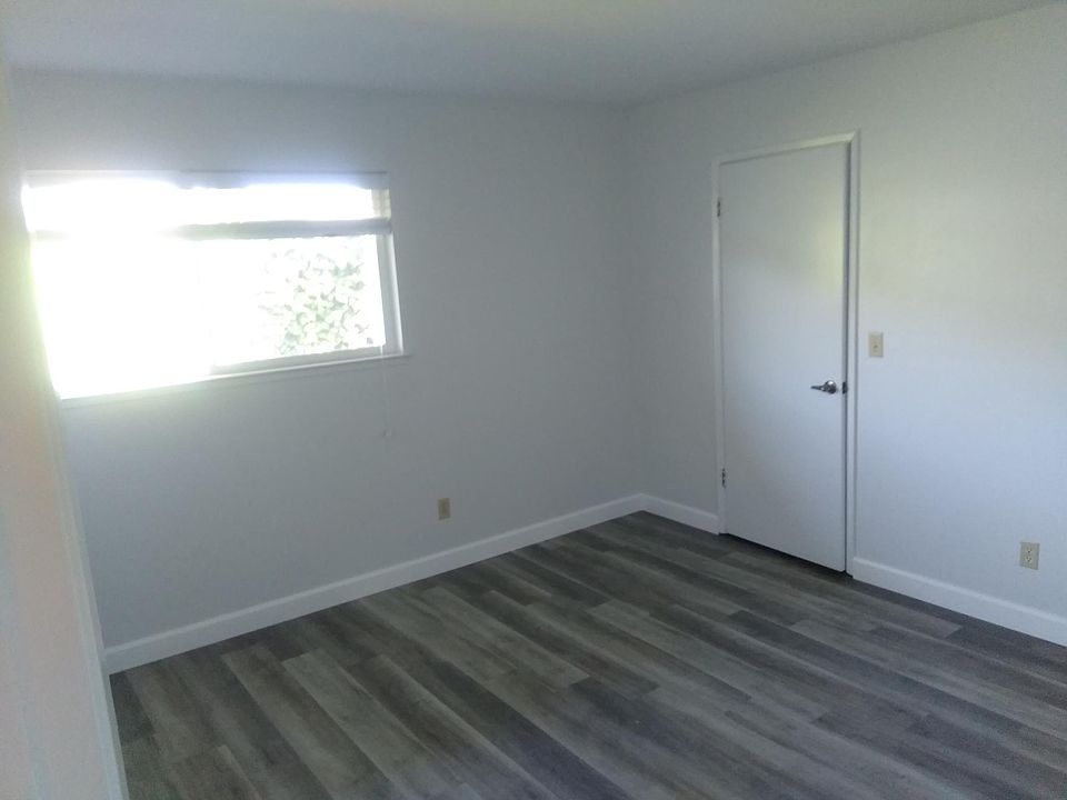 1st image of 669 Crescent Dr
