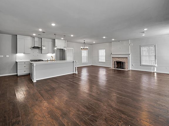 3rd image of 2001 Colcord Ave