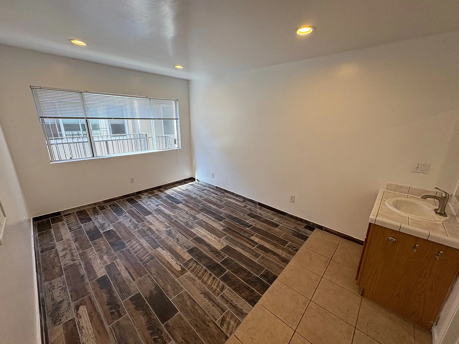 3 bed, 900 sqft, $5,000 — Photo 1