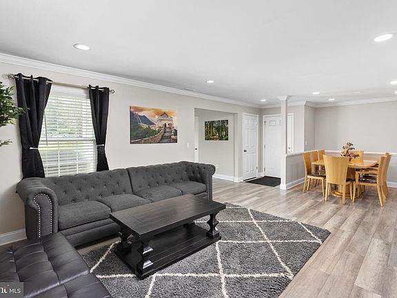 5th image of 708 Zlotkin Cir