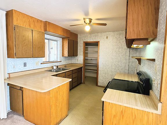 4th image of 302 E Zurich Dr