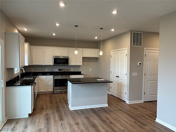 4th image of 22 Brewster Dr
