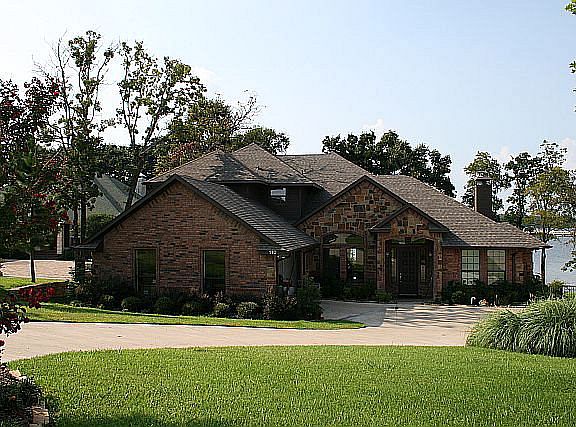 3rd image of 110 Lakeside Ct
