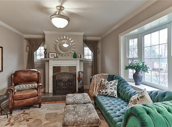 4th image of 876 Queen Anne Pl