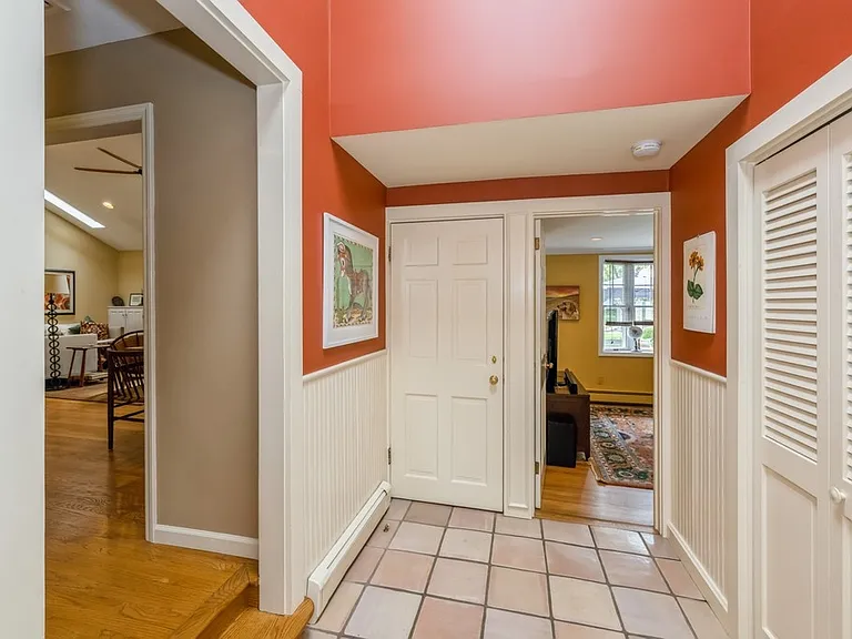 102 Hand Ln — Photo 2