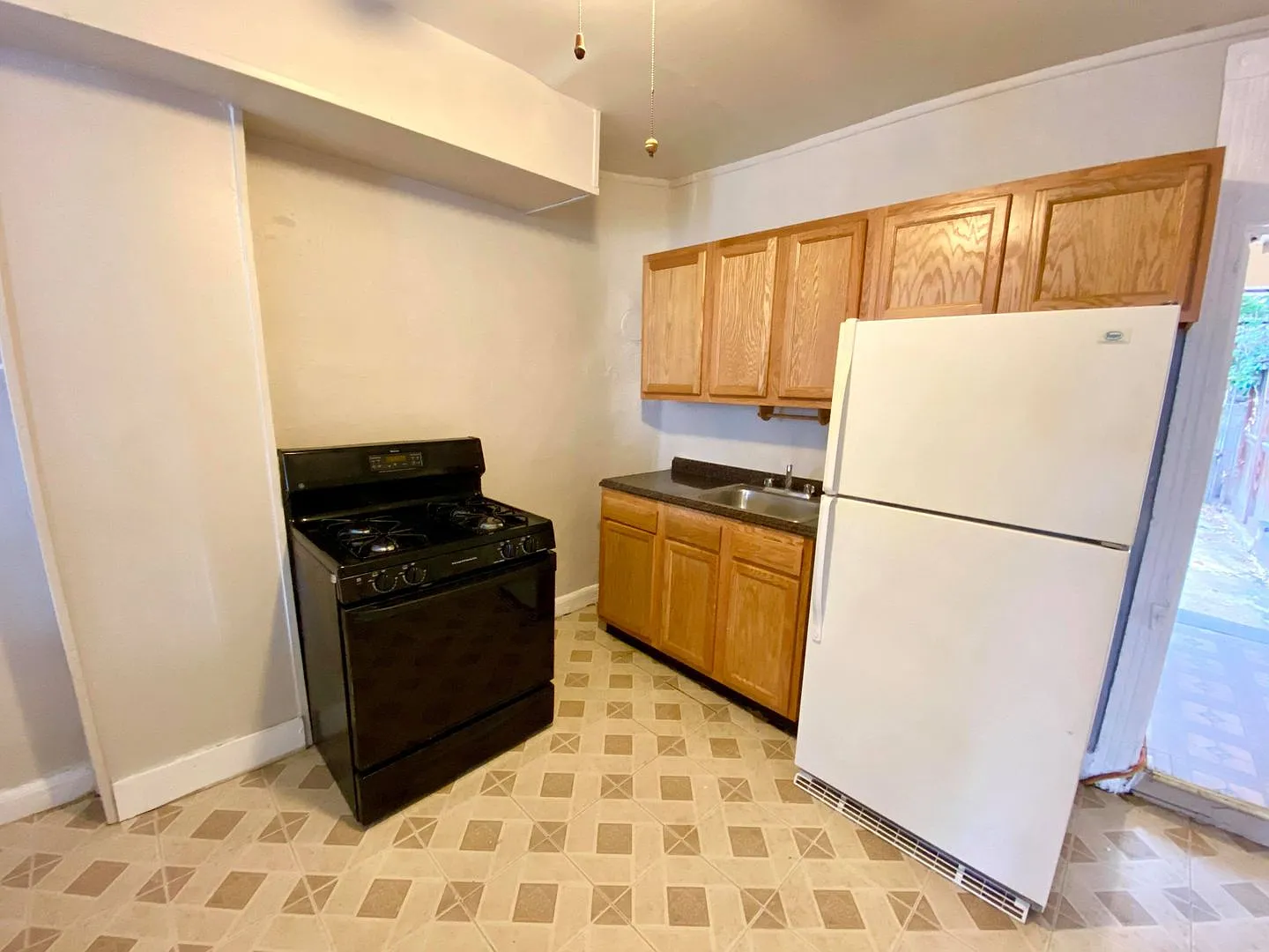 Charming 2BD/2BA Townhome in Butcher's Hill, Baltimore, MD! — Photo 4