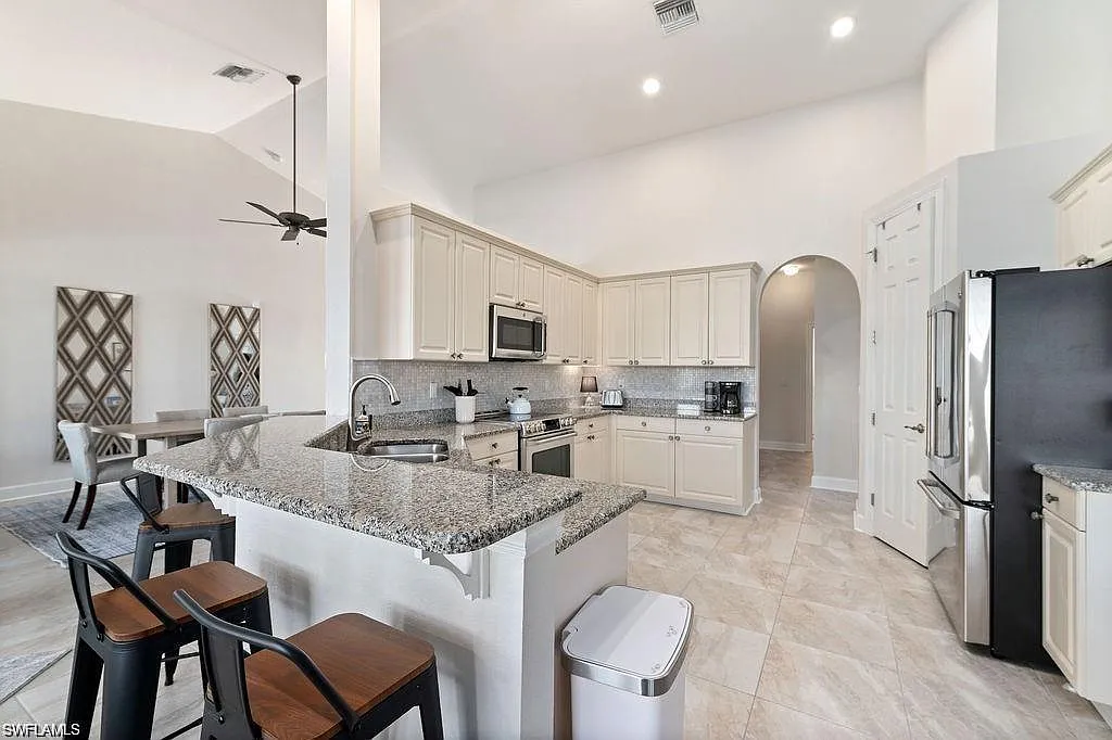 4 bed, 2.0 bath, 2023 sqft, $15,000 — Photo 4
