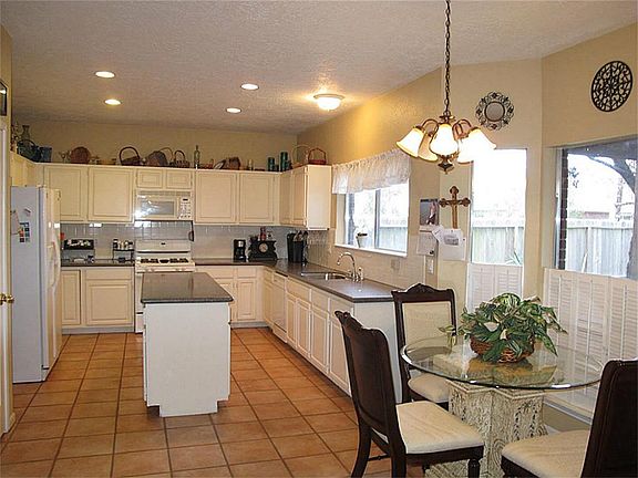 4th image of 1109 Woodchase Dr