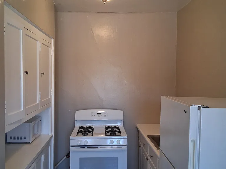 Claremont Towers Apartments — Photo 16