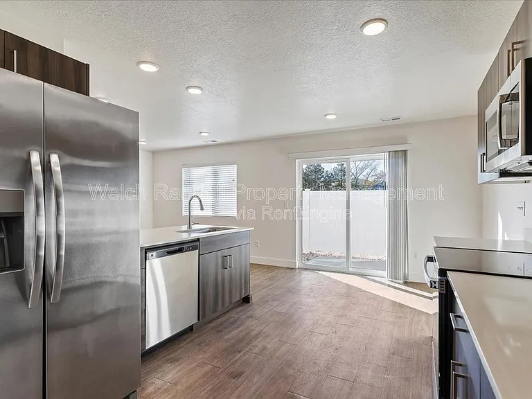 1177 W Shady Brook Ln #4 — Photo 8