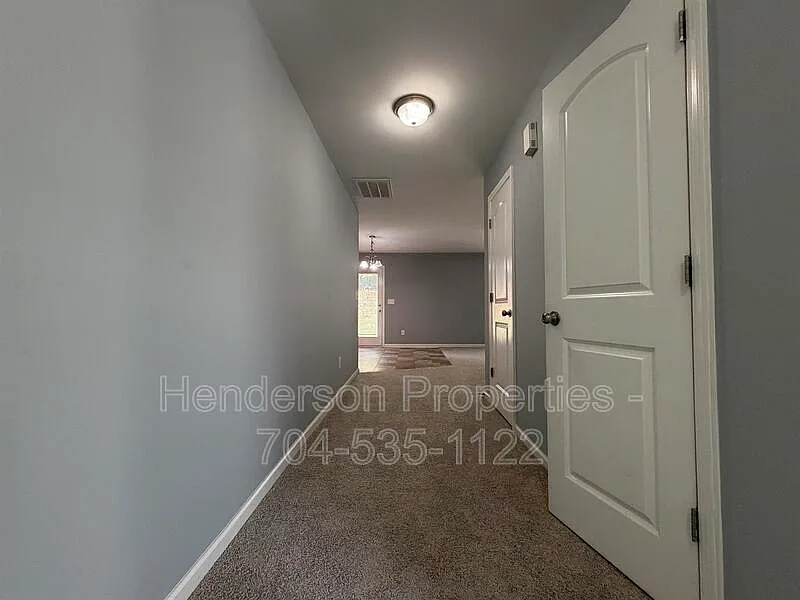 4 bed, 2.5 bath, 2018 sqft, $2,000 — Photo 3