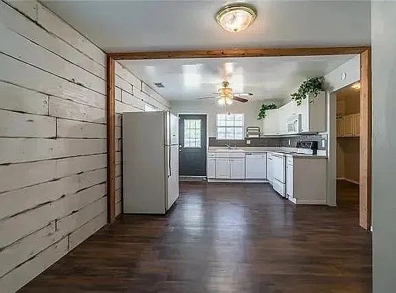 3rd image of 301 W Austin Ave