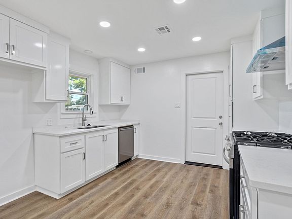 5th image of 829 Bluebonnet St
