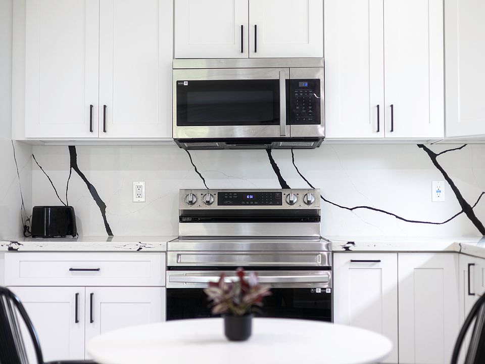 Stainless steel appliances with everything you need for daily cooking.