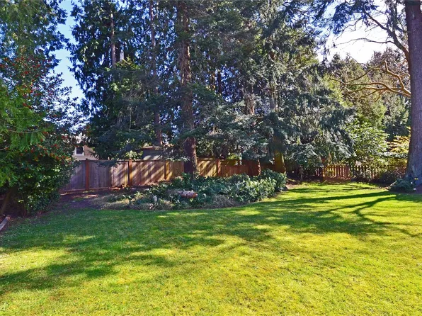 1838 Dunnett Cres, Saanich, BC V8N 2P5