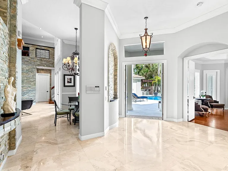 8948 Pinebrook Ct — Photo 4