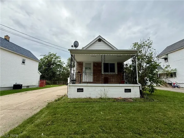 38 Regent St, Campbell, OH 44405