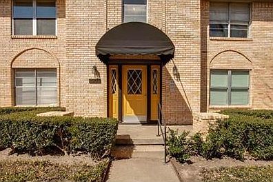 2nd image of 5821 Sandhurst Ln #C