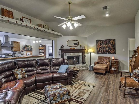 2nd image of 202 E Mistletoe Dr