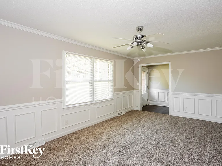 940 Ridgeway Dr — Photo 4