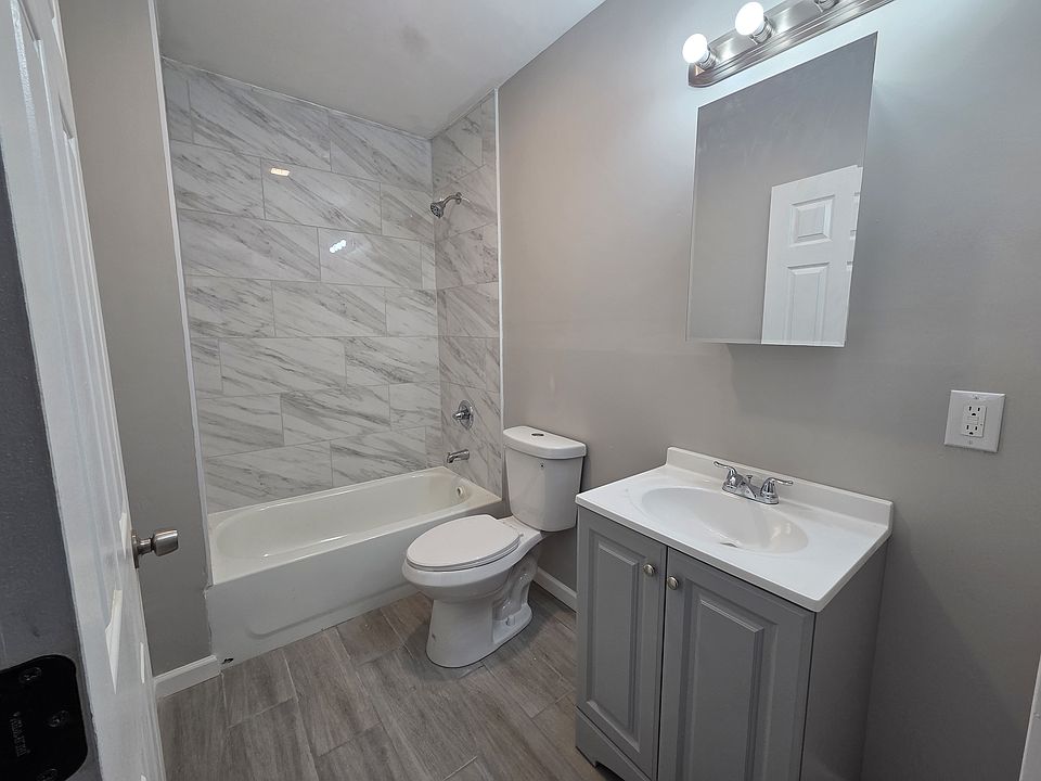 1st image of 562 Bond St APT 4