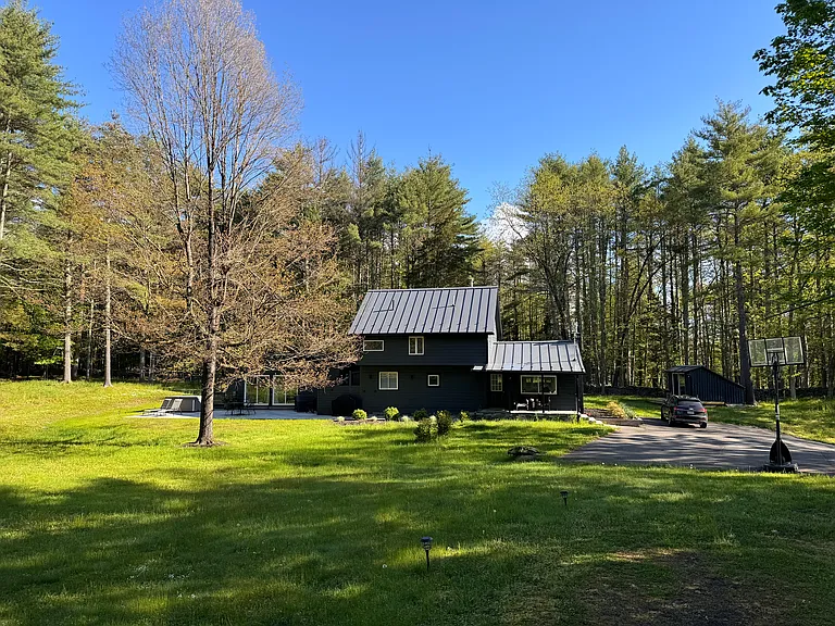 12 Downer Ln — Photo 1